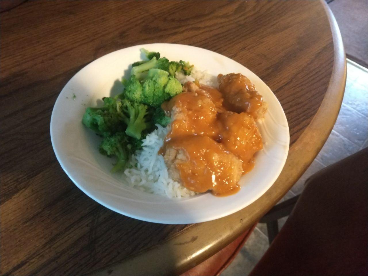 Sesame chicken with rice and broccoli.
